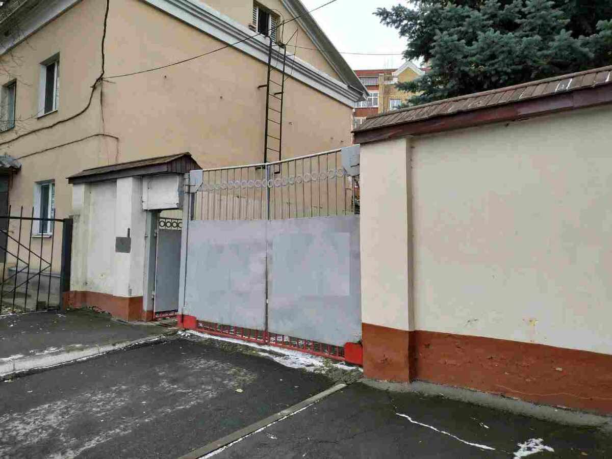 фото конечно не с тех лет, но Татвоенкомат в те года выглядел примерно так. 