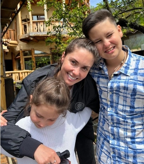 Агта Муцениеце с сыном Тимофеем и дочерью Мией