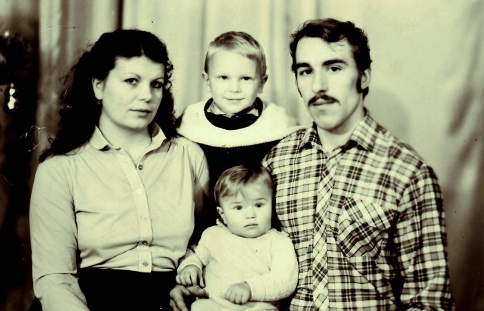 Анна с родителями и братом