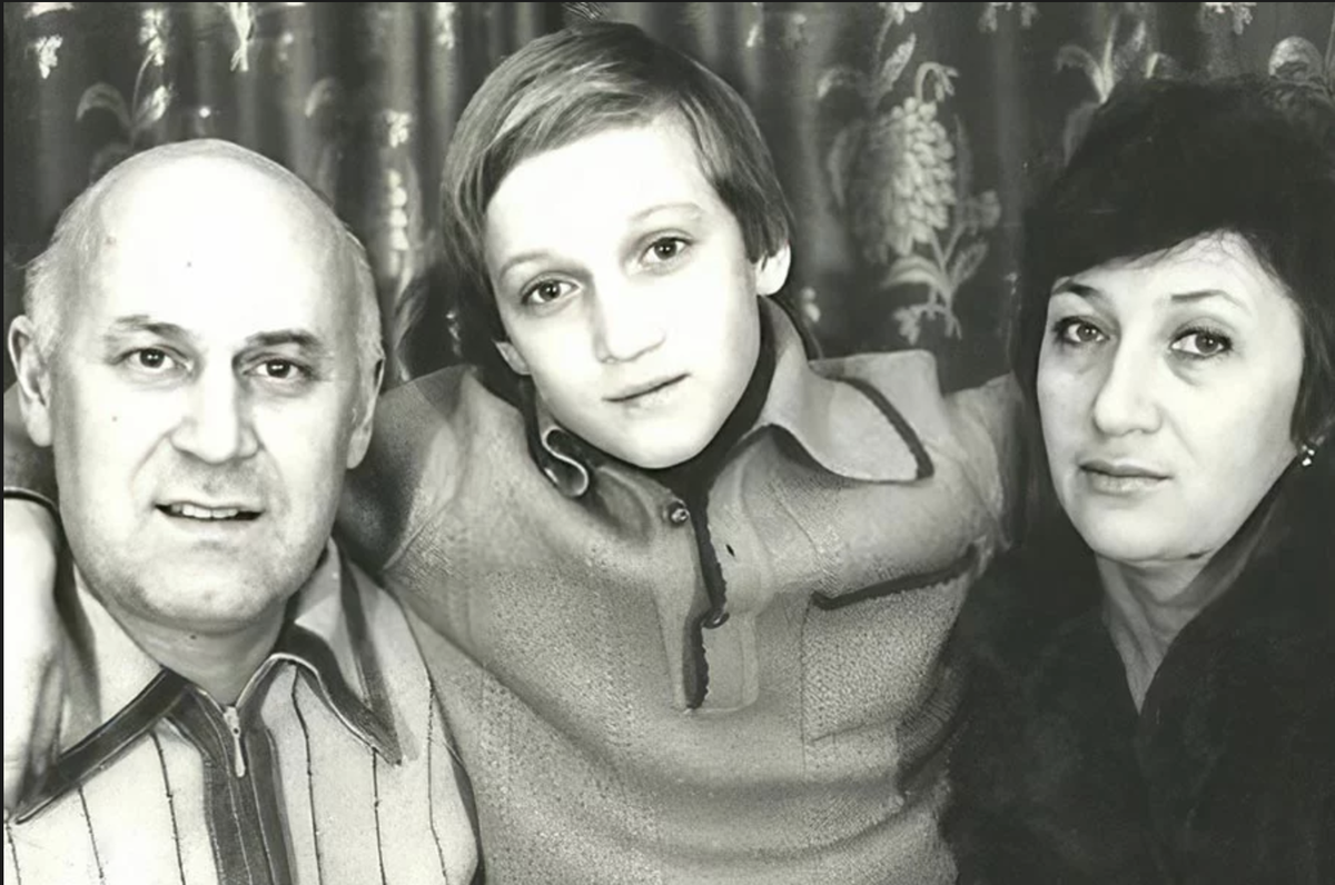 Гоша Куценко в детстве с родителями