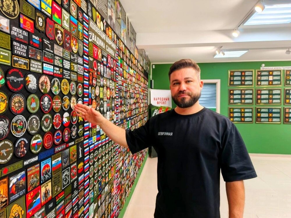    Вадим Савин собрал более двух тысяч самых разных шевронов. Фото: «АиФ-Урал»/ Дарья Попович