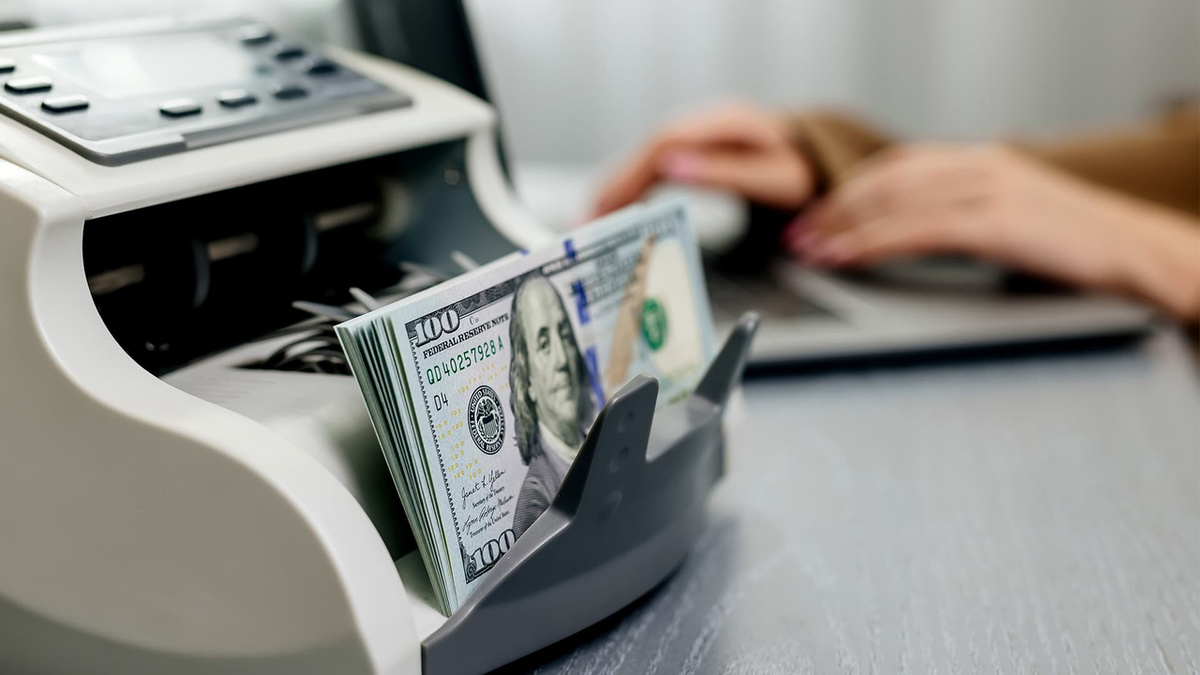 Доллар покупают больше, чем продают