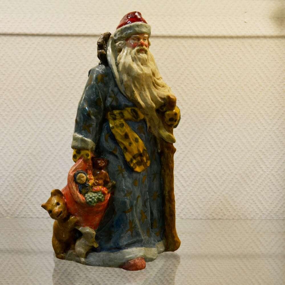 «Дед Мороз с подарками». Гипс. СССР 1930-40-е годы. Фото: вятский-самовар.рф