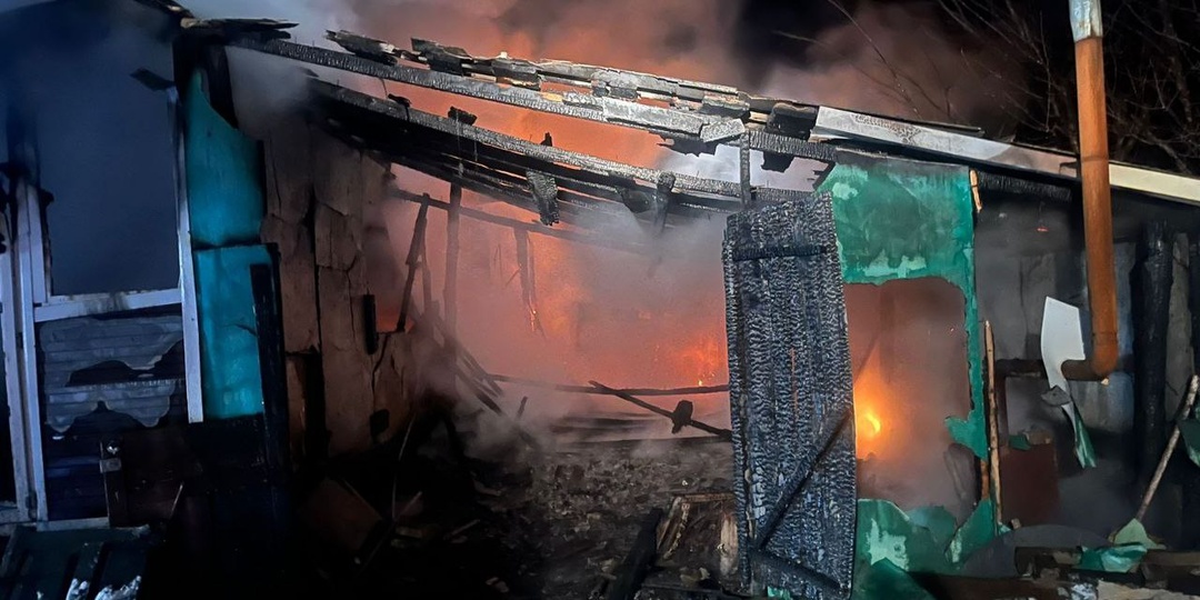 ⚡️Вчера в Зианчуринском районе, в с.Кугарчи произошел сильный пожар, в результате которого сгорел дом и рядом стоящие постройки