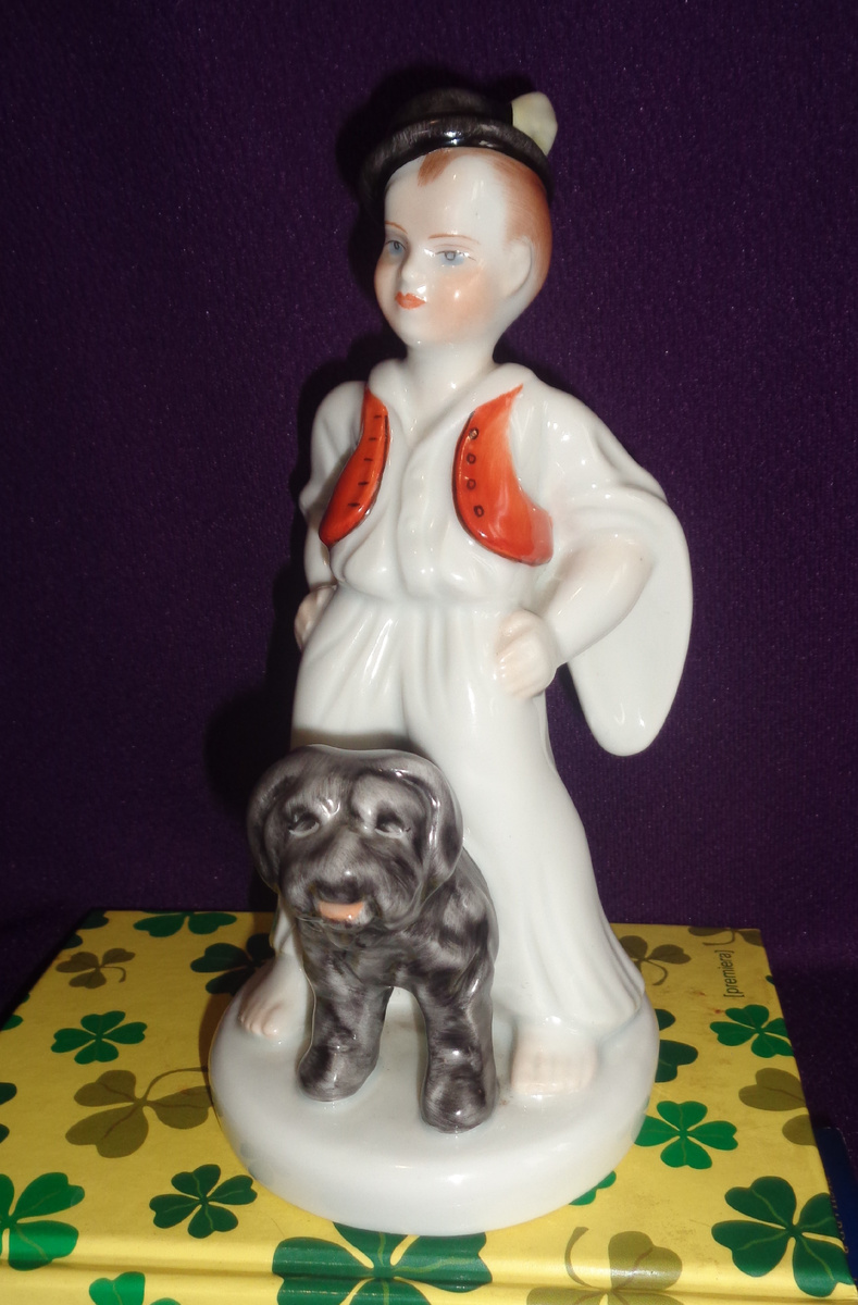 "Мальчик с собакой", 1965 год. "Херенд", Венгрия. Фото из собственной коллекции автора.