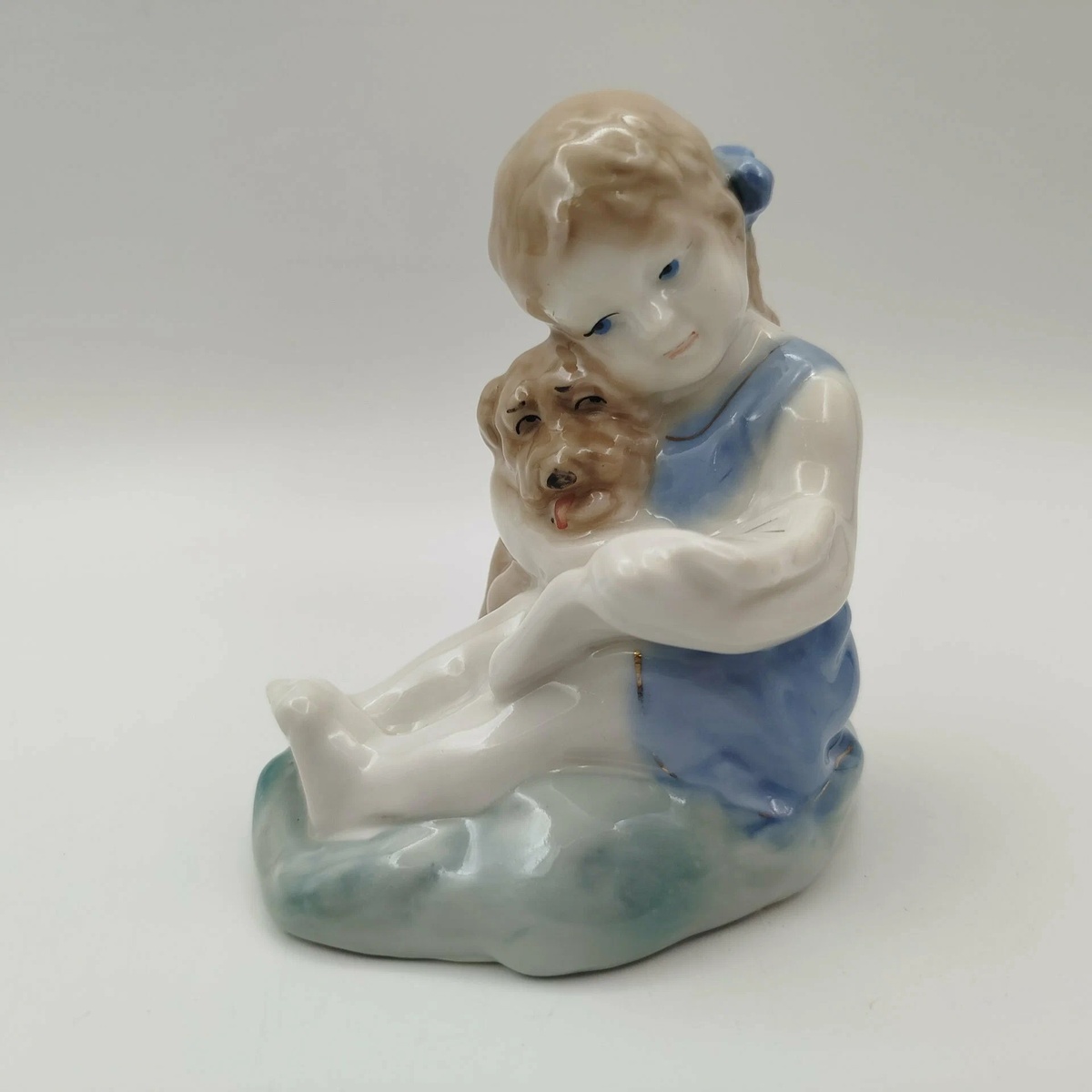 "Девочка, читающая книгу", артель"Керамик", Полонное.