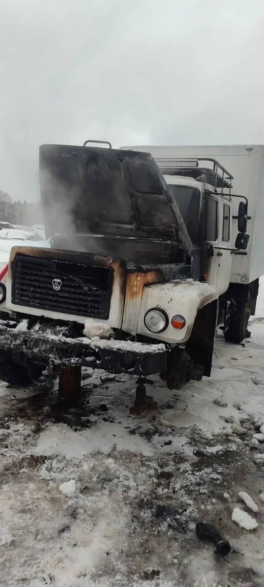    Пламя охватило фургон без колеса в МедвежьегорскеГосударственный Комитет Карелии по ОЖ и БН