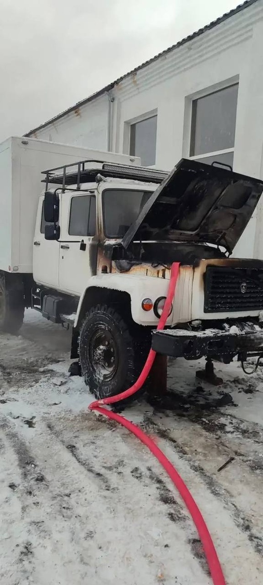    Пламя охватило фургон без колеса в МедвежьегорскеГосударственный Комитет Карелии по ОЖ и БН