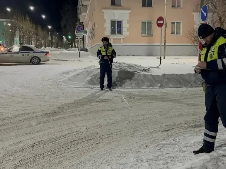     В Краснотурьинске дети на снегокате попали под машину. Фото: t.me/gibdd_66.