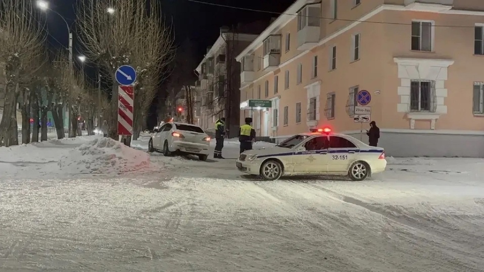     В Краснотурьинске дети на снегокате попали под машину. Фото: t.me/gibdd_66.