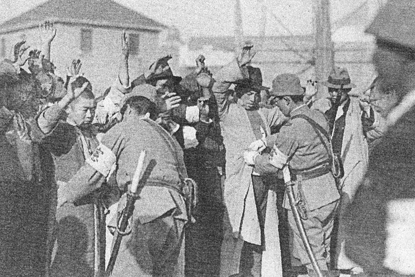    Японцы ведут обыск захваченных китайских мужчин / «Sino-Japanese war photograph news»