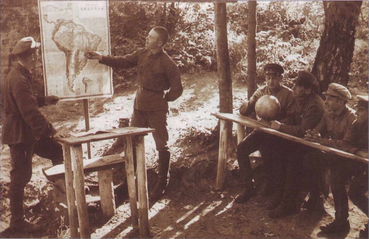    Красноармейцы во время занятий по географии в летнем лагере. 1935 г. / Фото: РГАКФД / из архива журнала "Родина"