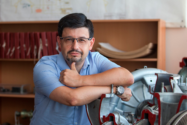    Завкафедрой реактивных двигателей и энергетических установок КНИТУ-КАИ Алексей Лопатин.   
Фото: «БИЗНЕС Online»