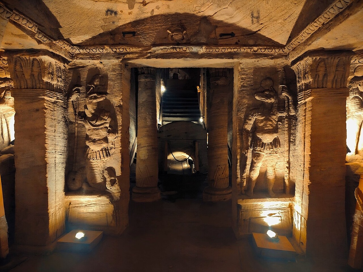 https://en.wikipedia.org/wiki/Catacombs_of_Kom_El_Shoqafa#/media/File:...Catacombsa.jpg