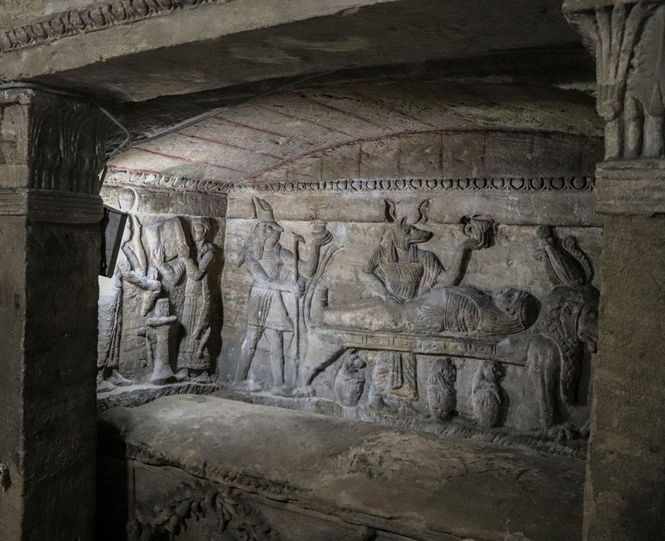 https://en.wikipedia.org/wiki/Catacombs_of_Kom_El_Shoqafa#/media/File:CatacombsKomElShoqafa4.jpg