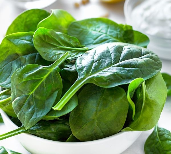 Шпинат: зеленый суперфуд, о котором умалчивают? Разбираем мифы и реальную пользу