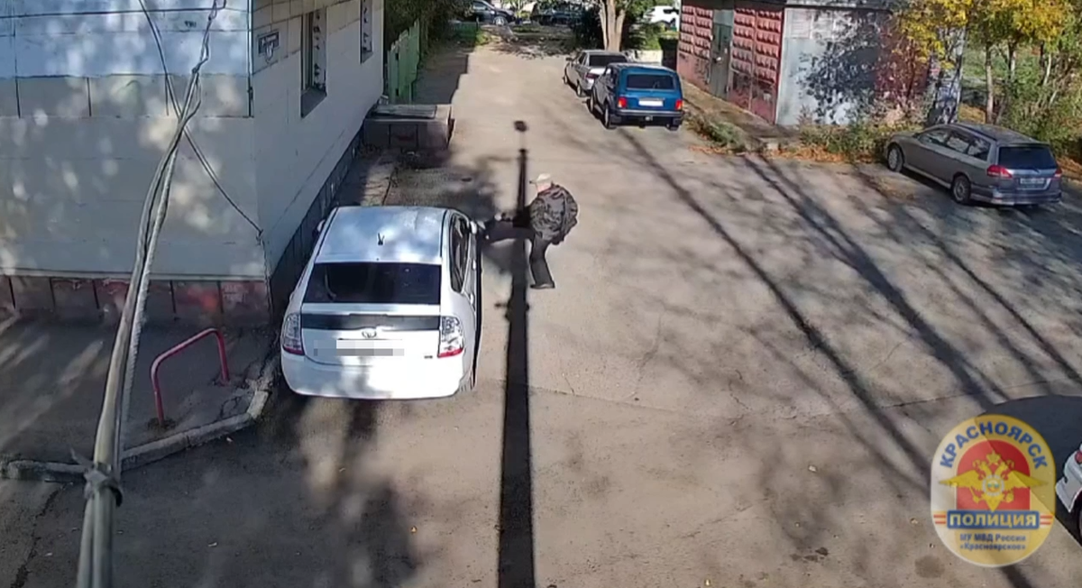     Красноярец разбил автомобиль, который мешал ему пройти