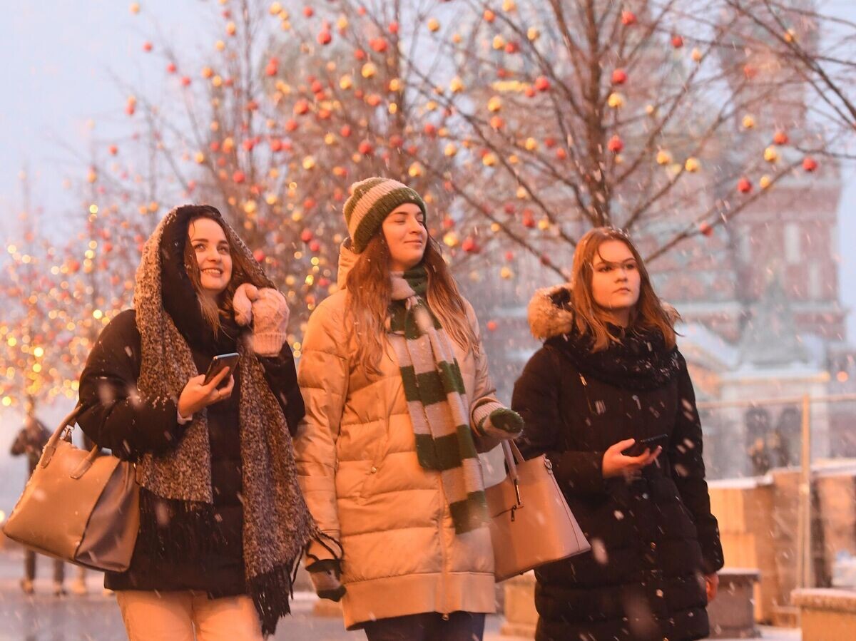    Прохожие возле ГУМа в Москве | © РИА Новости / Илья Питалев