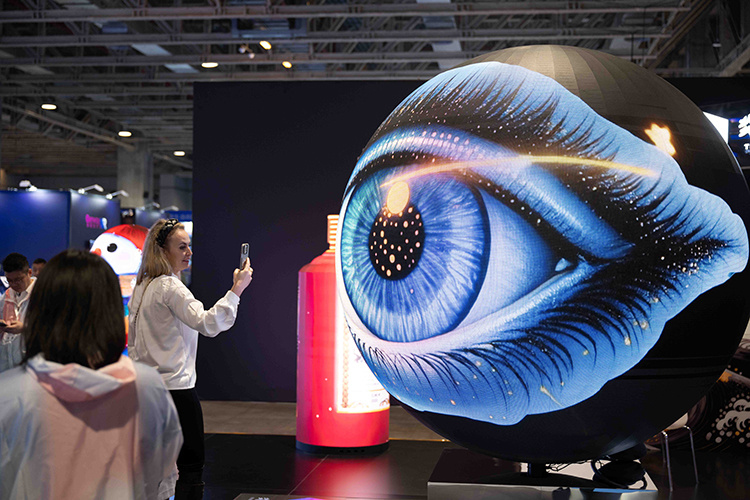    «Искусственный интеллект изменил наш мир в 2025 году новыми, захватывающими, а иногда и пугающими способами».   
Фото: © Cheong Kam Ka / XinHua/ www.globallookpress.com