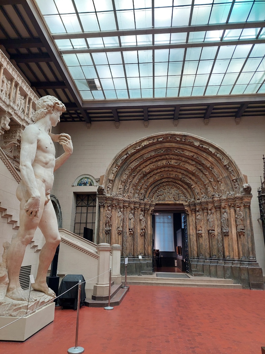 Итальянский зал, в котором я почувствовала себя стоящей на площади Синьории во Флоренции. Фото автора. 