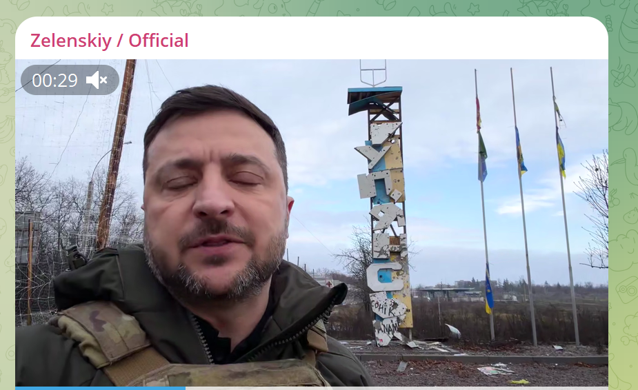 Зеленский сделал фото, а зайти в город побоялся. Скрин видео Zelenskiy / Official
