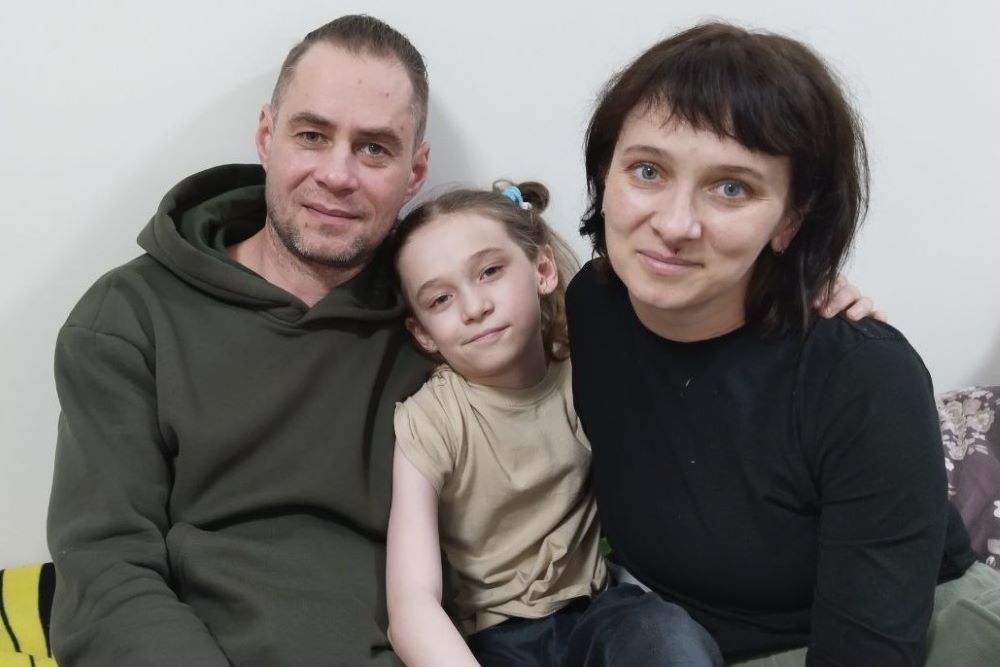    Сейчас Анатолий, Оксана и их дочь Кира - в безопасности. Но воспоминания о том, через что они прошли в Волчанске, еще свежи. / Анна Скрипка / РГ