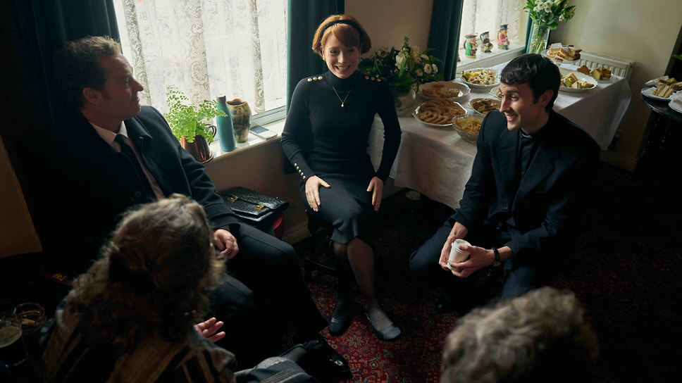 Кадр из сериала «Убийство перед вечерней», режиссер Дэйв Мур, 2025.📷Фото: Acorn TV