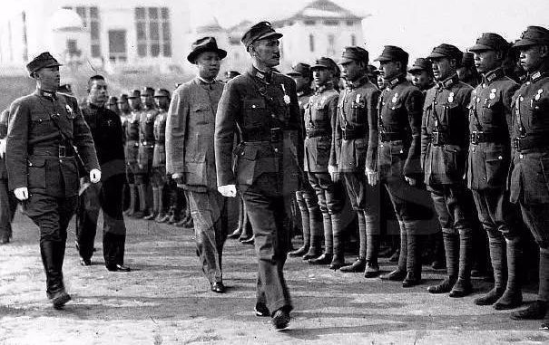 Чан Кай-Ши осматривает китайских солдат в Ухане при приближении японских войск к городу