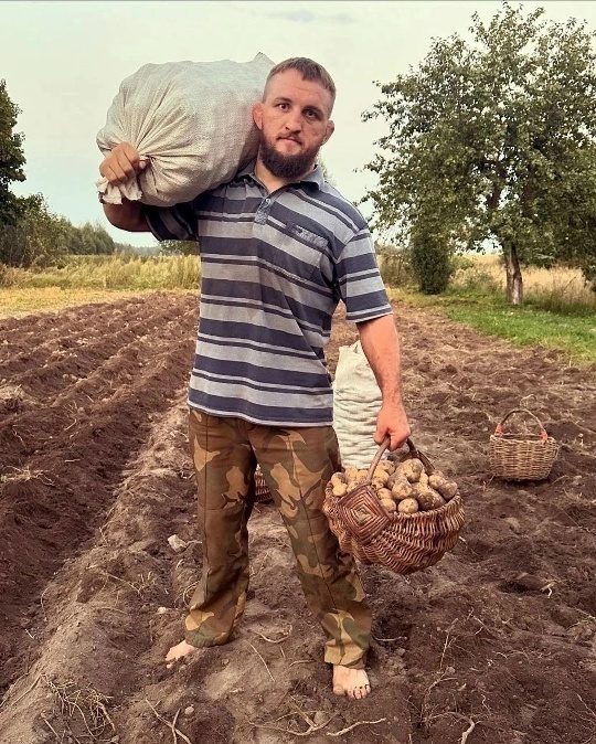 Влад Ковалев работает с весом.