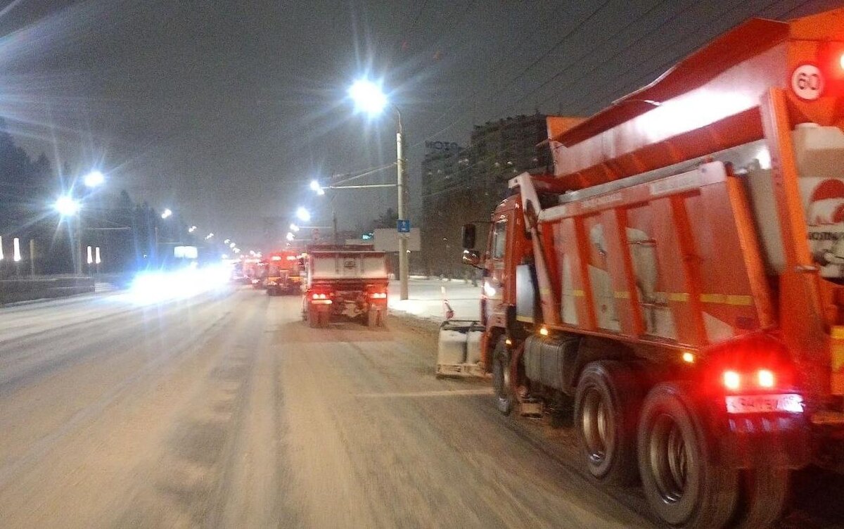    88 единиц дорожной техники вывели ночью на очистку улиц Ижевска