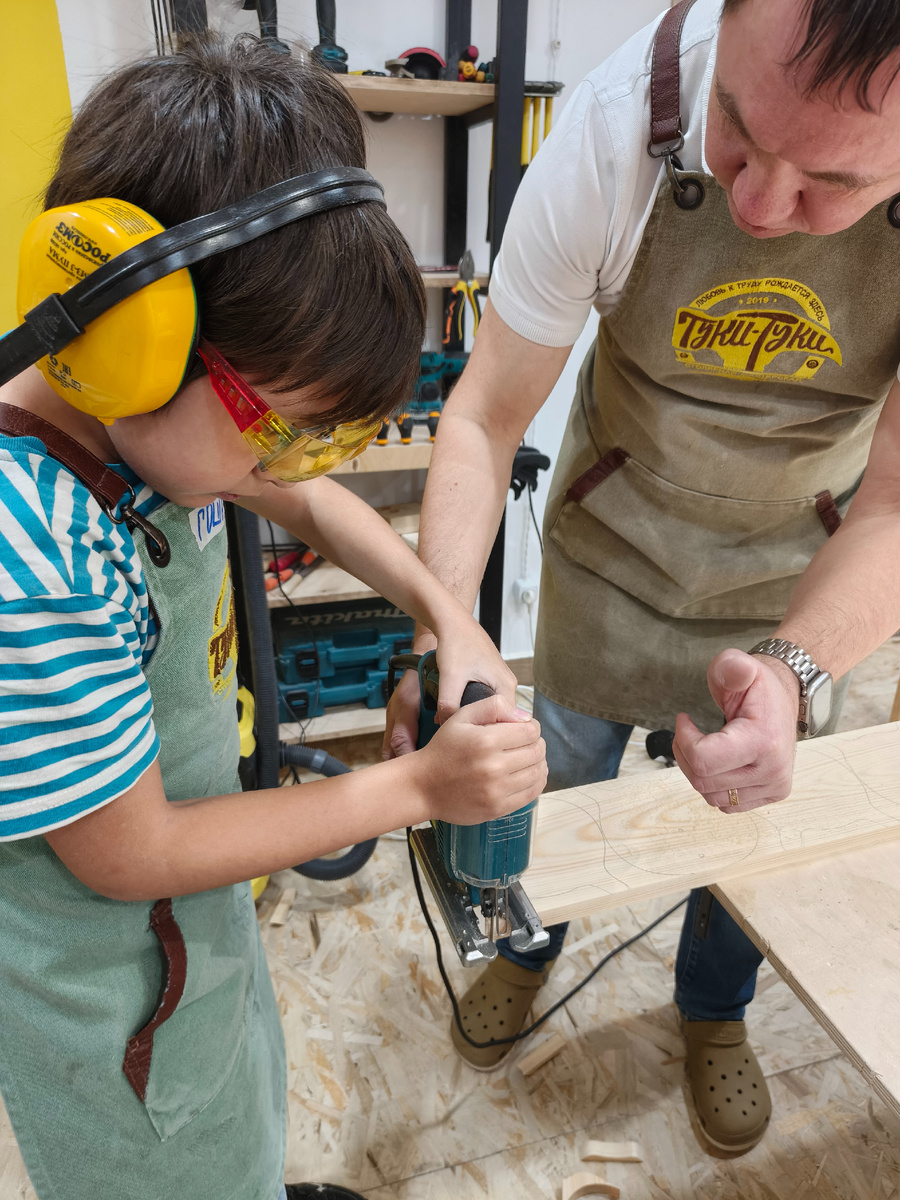 Гоша творит новую поделку