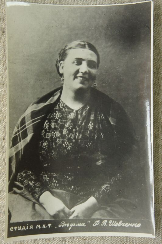 Фаина Васильевна Шевченко (1893 — 1971) — русская и советская актриса театра и кино. Народная артистка СССР (1948). Лауреат двух Сталинских премий (1943, 1946). С 1909 года работала в Московском Художественном театре (МХТ), не являясь актрисой. В труппе театра с 1914 по 1959 гг. На фото в роли дьячихи Раисы Ниловны, в спектакле М.Х.Т. «Ведьма», по одноименному рассказу А.П. Чехова