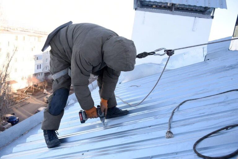    В Оренбурге утепляют крышу и ремонтируют подъезды в доме на Больничном Оренбуржье