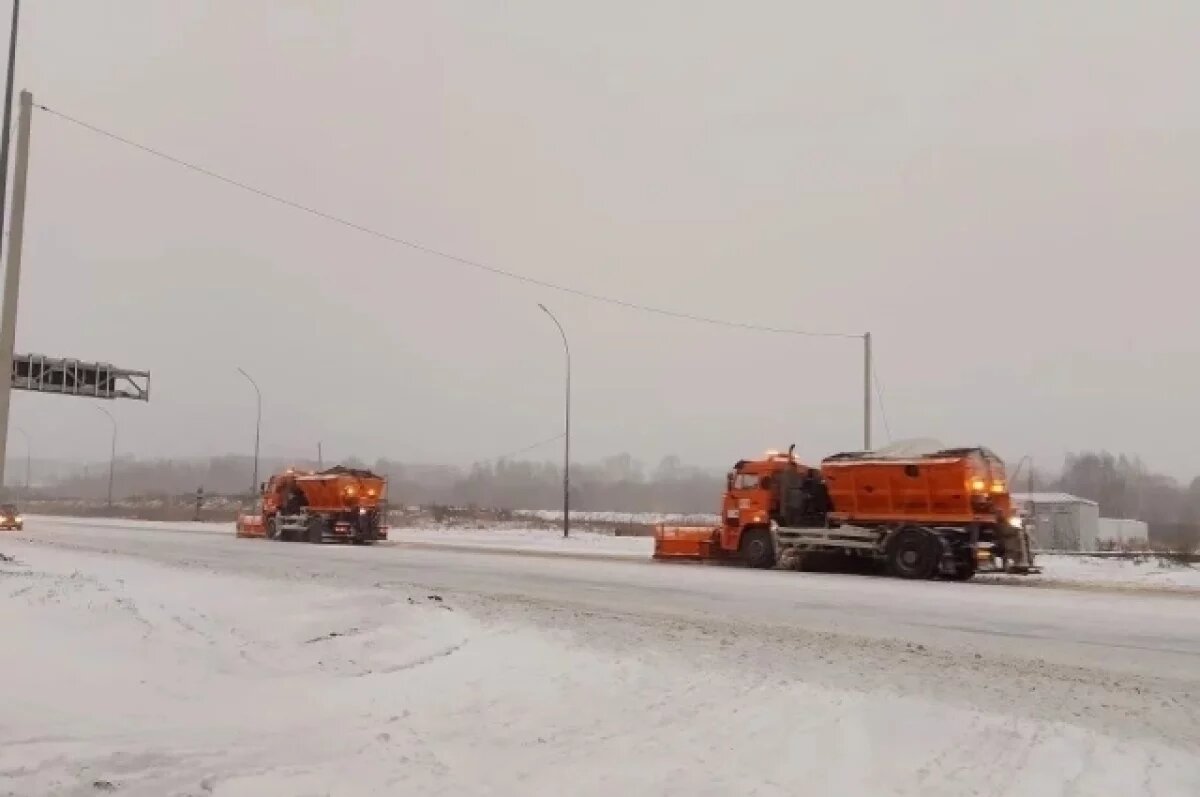    Правительство области: В Пензе убирают снег свыше 100 машин и 130 человек