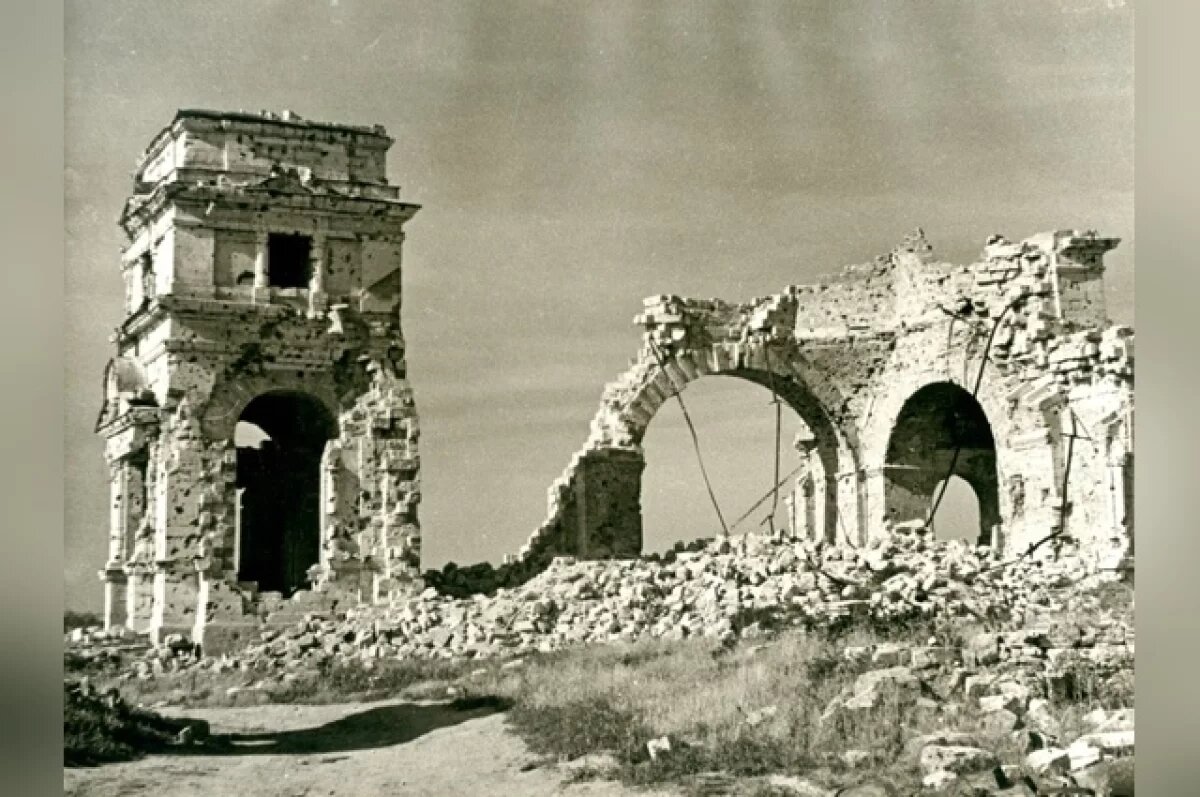    Руины храма в разрушенном немцами посёлке Аджимушкай на Керченском полуострове.