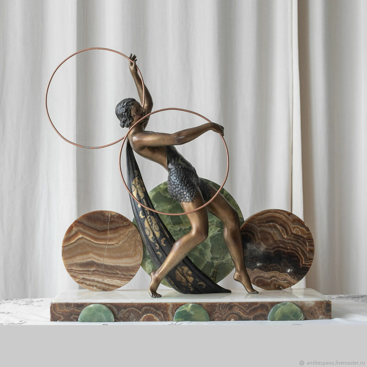 Танцовщица с обручами.
J. Dauvergne.
Франция, 1930-е годы.
Размер: Ш 56 см, В 58 см, Г 17 см.