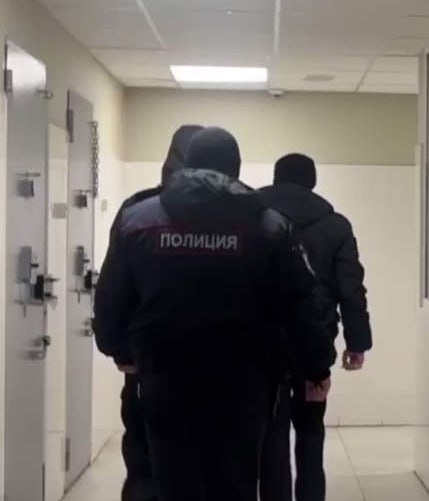 Задержанный курьер под конвоем вологодским