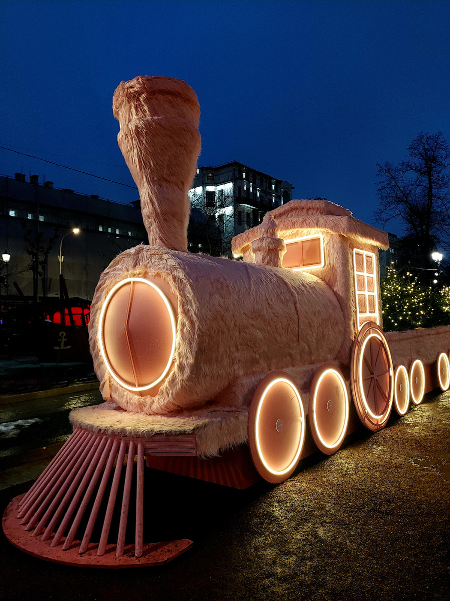 Розовый меховой паровозик на Тверском бульваре напротив здания ТАСС