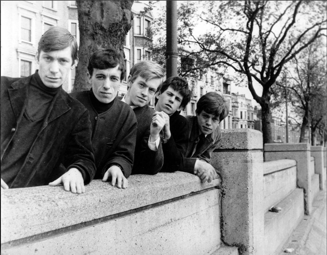 Первые профессиональные фотографические сессии группы The Rolling Stones на набережной Челси у реки Темзы в Лондоне, Великобритания, 4 мая 1963 года. Слева направо: Чарли Уоттс, Билл Уайман, Брайан Джонс, Кит Ричардс, Мик Джаггер в гавани Челси, групповой портрет. Фото CA.