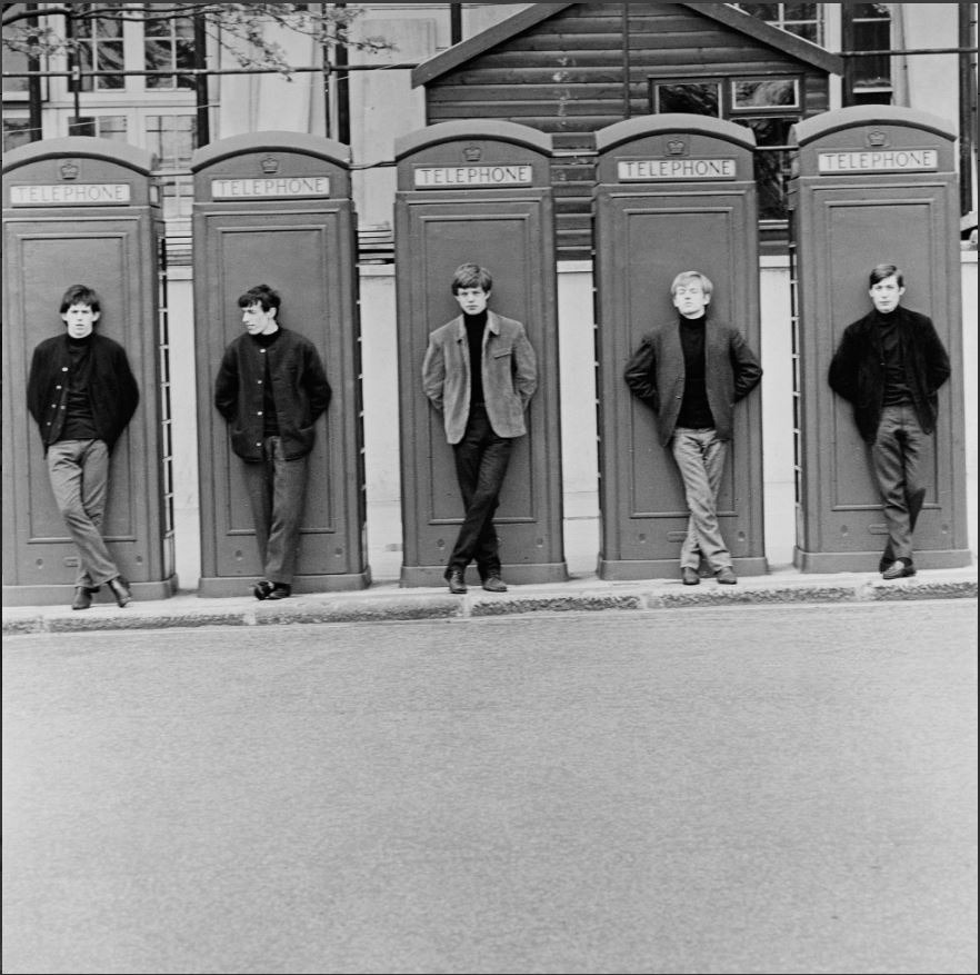 Первые профессиональные фотографические сессии группы The Rolling Stones на набережной Челси у реки Темзы в Лондоне, Великобритания, 4 мая 1963 года, групповой портрет. Фото CA.