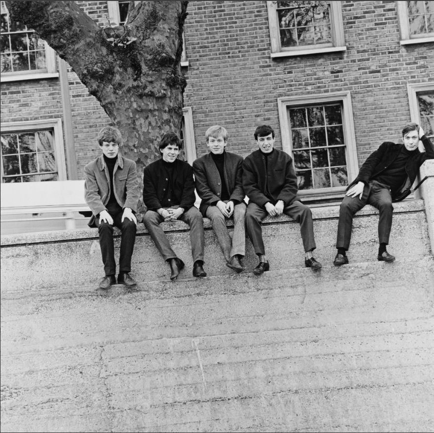 Первые профессиональные фотографические сессии группы The Rolling Stones на набережной Челси у реки Темзы в Лондоне, Великобритания, 4 мая 1963 года, групповой портрет. Фото CA.