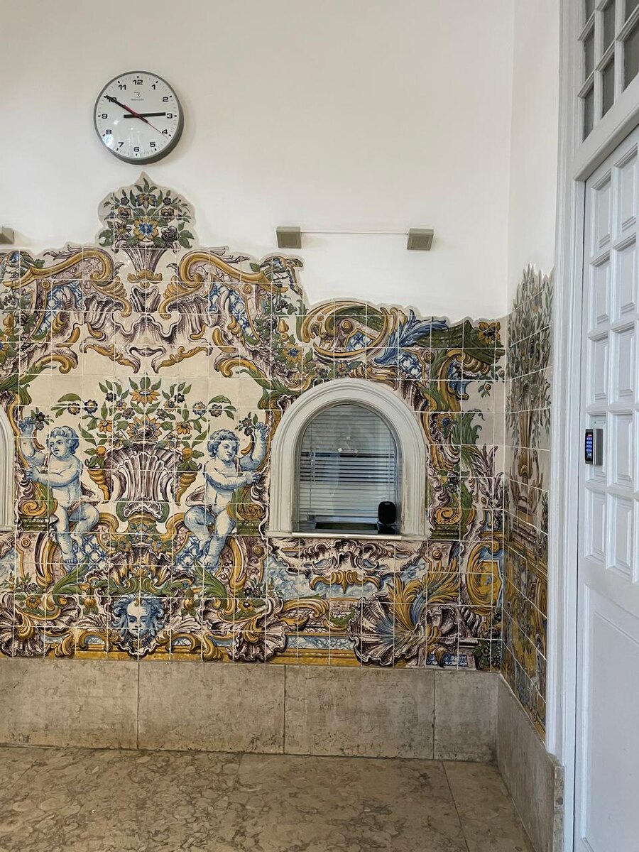 вокзал в Синтре. Около него находится и автобуная станция. Ну что за сказочные стены!