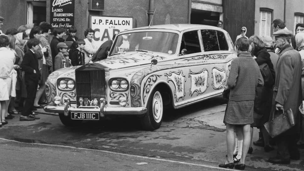 Большинство владельцев автомобилей Rolls-Royce Phantom предпочитали машины черного цвета. Джону Леннону такая расцветка не нравилась.📷Фото: Ted West / Central Press / Hulton Archive / Getty Images