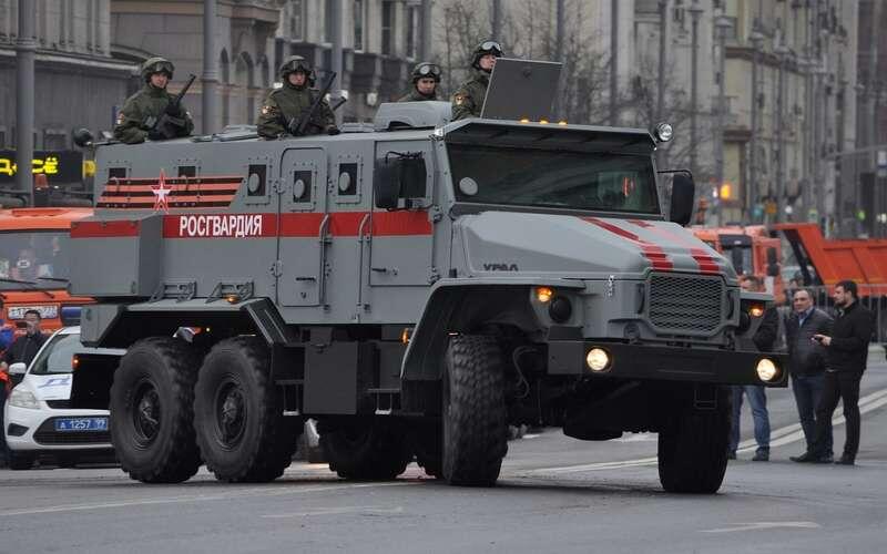    Урал-ВВ. Благодаря хорошей обзорности и полному набору светотехники бронеавтомобиль может без ограничений использоваться на дорогах общего пользования. Число дверей для экипажа: две в корме, одна на левом борту и две на правом.