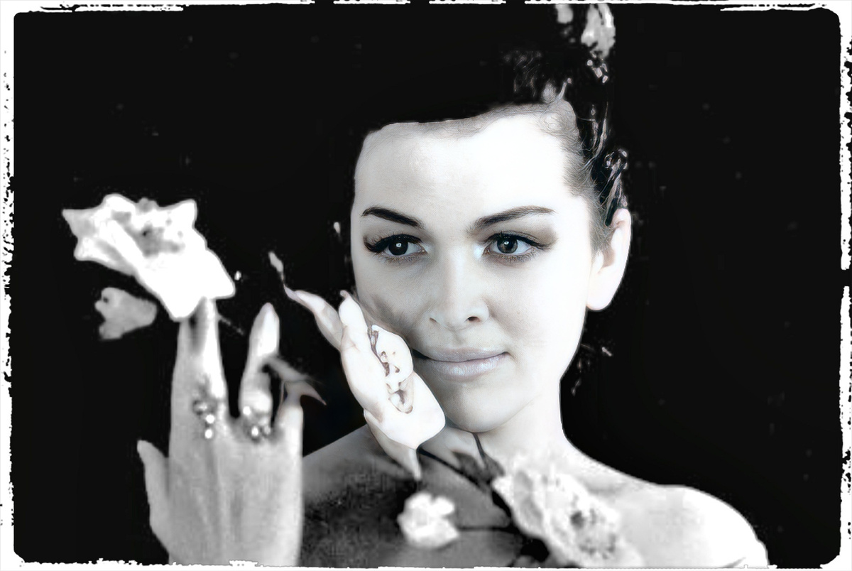 Даже в юности в ее глазах читалась стальная воля, которая пугала слабых и притягивала сильных.