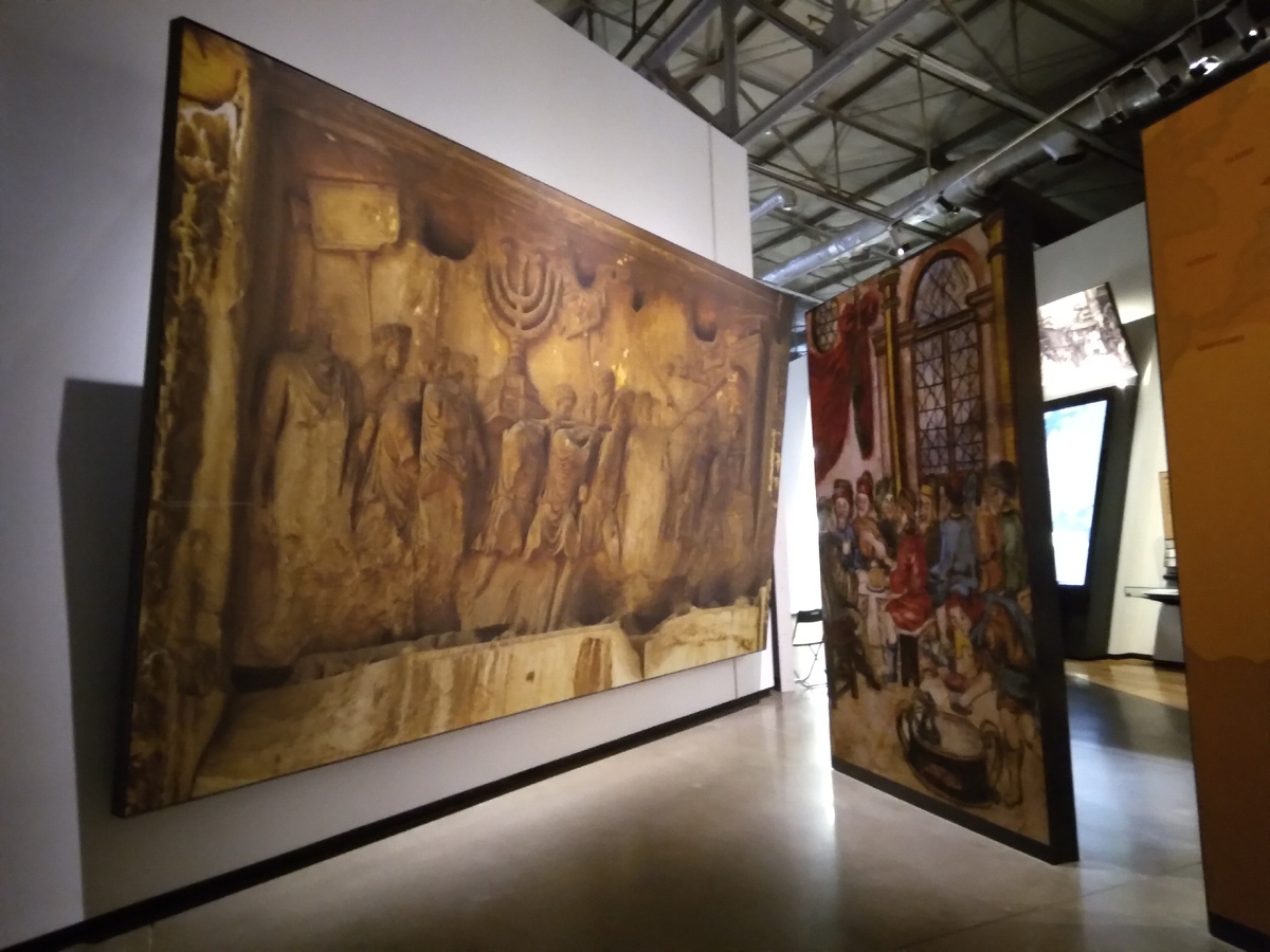 В древности большинство евреев жили в пределах Земли Обетованной. В 70 г. н.э. после разрушения римлянами Второго храма и расправой с иудейскими повстанцами начался период изгнания евреев с Земли Израиля, что привело к расселению иудейского народа по Ближнему Востоку и Европе