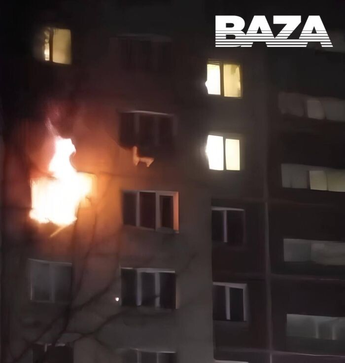    Дрон влетел в многоэтажку, начался пожар, сообщает о причинах гибели двух мирных жителей Telegram-канал Mash. Фото: Telegram-канал Baza