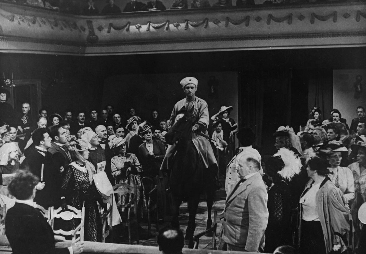    После начала Великой Отечественной войны Рыбников с матерью и братом переехали в Сталинград. Николай состоял во вспомогательном составе местного драмтеатра, однако после школы пошёл учиться на медика / РИА Новости