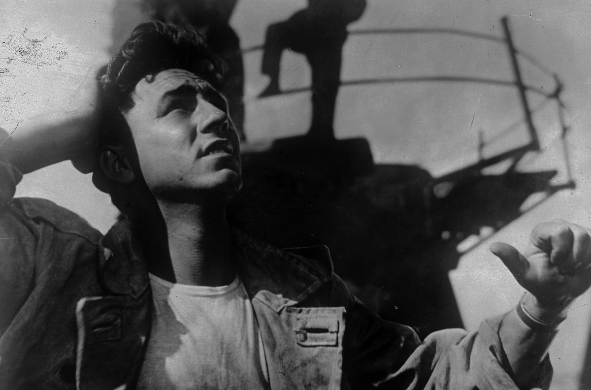    Во второй половине 1940-х Рыбников поступил во ВГИК, где считался одним из выдающихся студентов. Но из института его отчислили из-за шутки: актёр спародировал диктора Левитана и зачитал по комнатному радио выдуманное постановление правительства о резком снижении цен. Однако позднее он восстановился / globallookpress.com / Russian Look