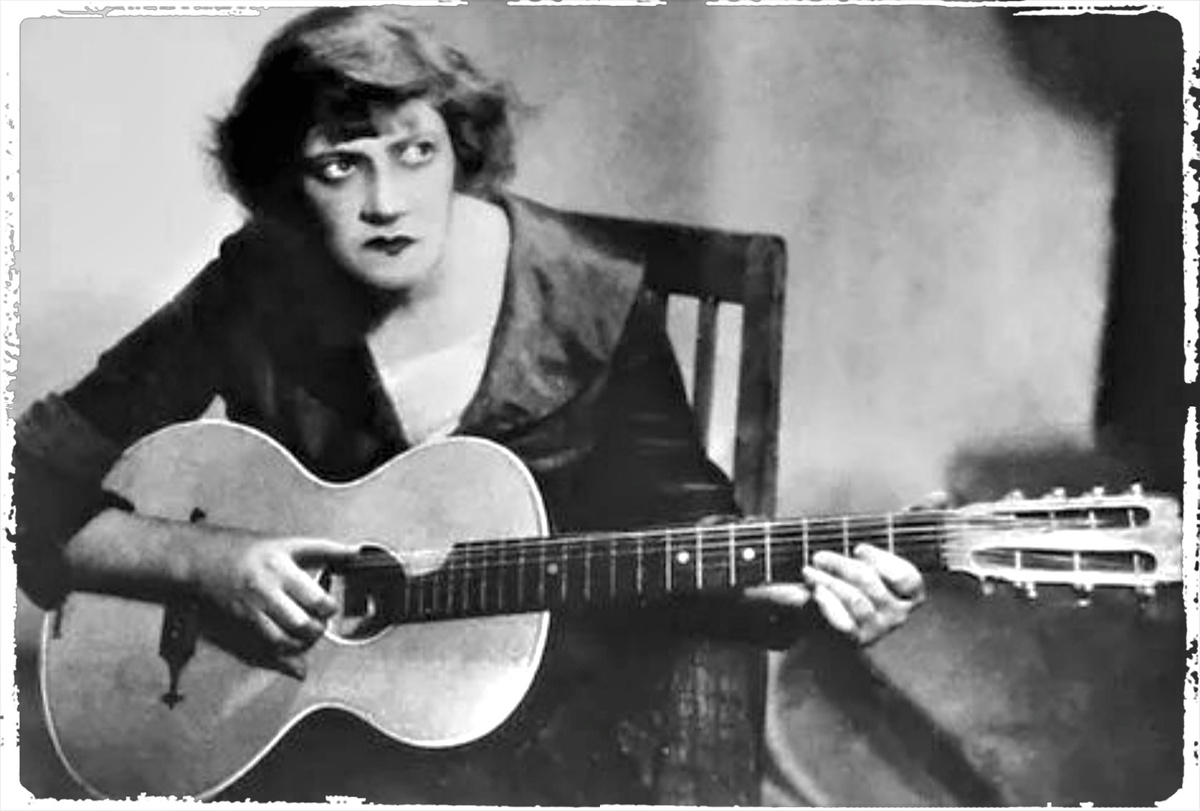 Ее необычная внешность и высокий рост часто становились препятствием, но она превратила их в свой главный инструмент.